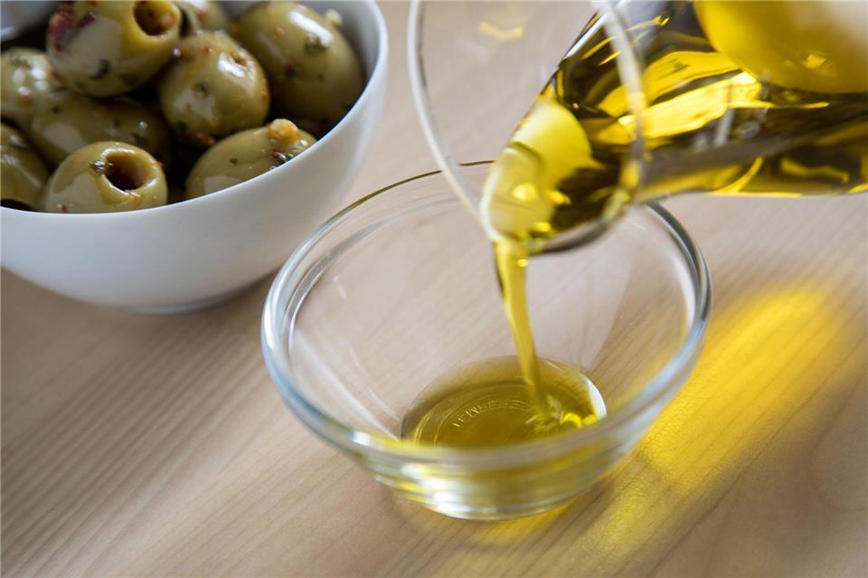 Ein Schälchen Olivenöl, viele Kalorien: Ein Öl‑Shot kann schnell mehrere Hundert Kilokalorien haben. Für Leistungssportler super – zum Abnehmen eher nicht geeignet.picture alliance/dpa