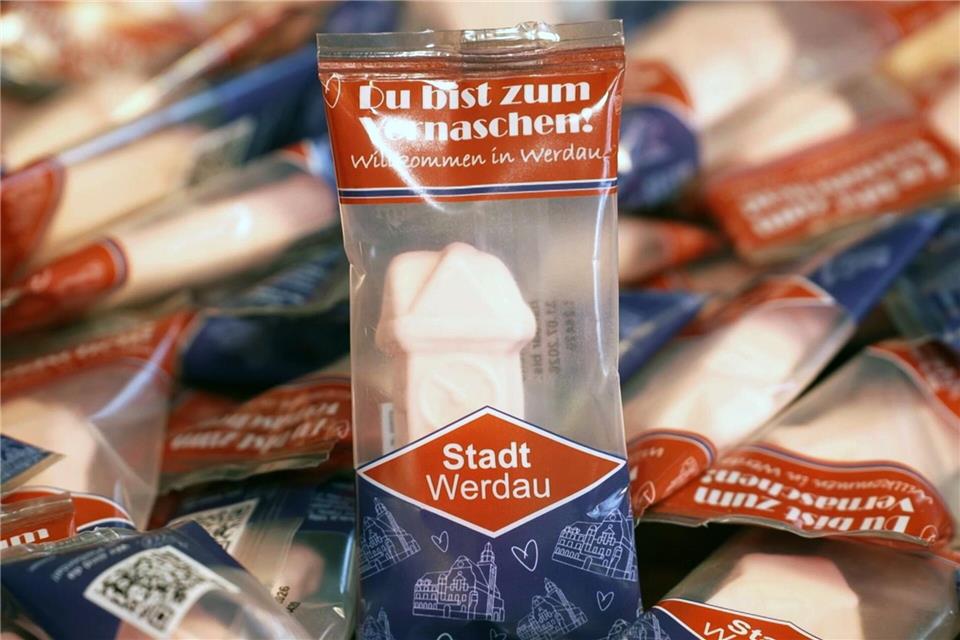 Uhr oder Phallus? Werdau sorgt mit Nascherei für Lacher  Ein Schaumzucker-Souvenir aus Werdau sorgt für Lacher: Nicht jeder sieht in dem rosafarbenen Stück die historische Uhr der Stadt.Mike Müller/dpa