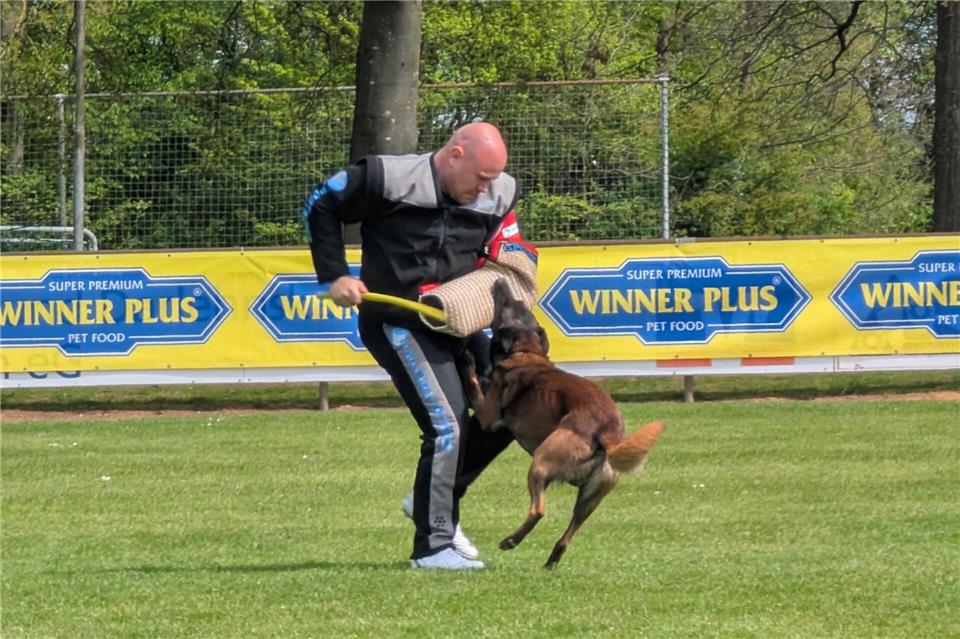 Ein Scheintäter musste bei einem vorgetäuschten Fluchtversuch von den Hunden aufgehalten werden.