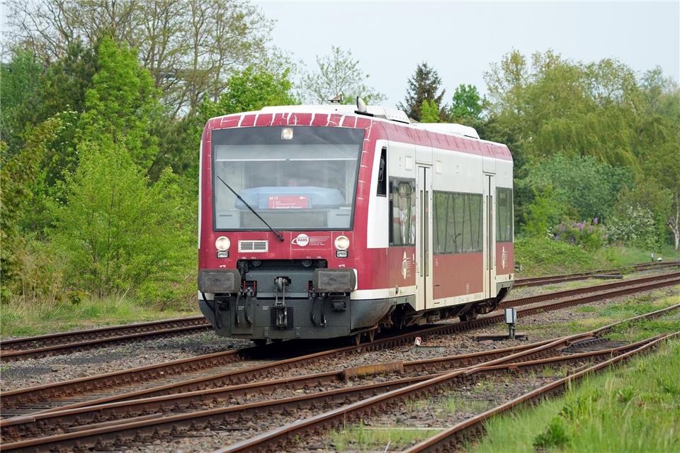 Ein Schienenbus der Linie RB73 der Hanseatischen Eisenbahn GmbH (Hans) fährt in Richtung des Bahnhofs. (Archivbild)Soeren Stache/dpa