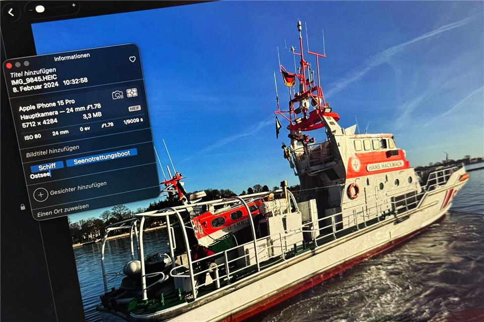 Foto-App am Mac: Vier Tipps für gut sortierte Bilder Ein Schiff, aber nicht irgendeines. Mit dem Schlagwort „Seenotrettungsboot“ sticht dieser Kreuzer aus allen fotografierten Schiffen heraus.Till Simon Nagel/dpa-tmn