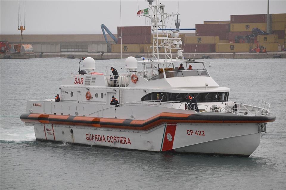 Ein Schiff der italienischen Küstenwache hat 50 Menschen  vor Lampedusa gerettet. (Archivbild) Valeria Ferrario/AP/dpa