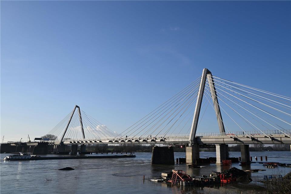 Ein Schiff fährt auf dem Rhein unter der ersten neu gebauten Leverkusener Brücke.Federico Gambarini/dpa