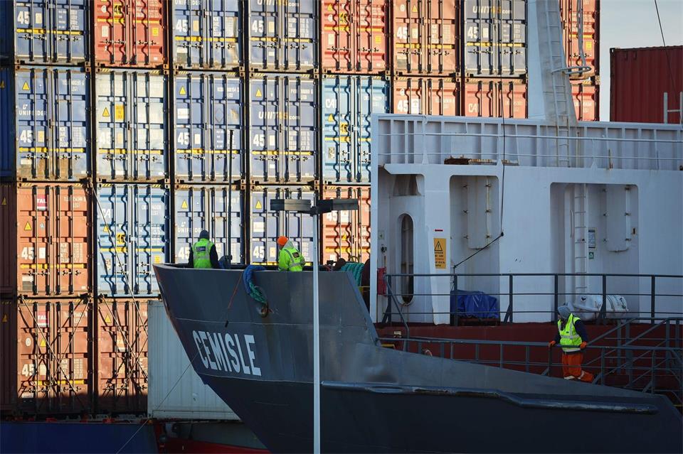 Ein Schiff fährt langsam in die Schleusenkammer der Brunsbütteler Schleuse. Im Vergleich der drei Nordländer entwickelte sich die Wirtschaft Schleswig-Holsteins am besten.Christian Charisius/dpa