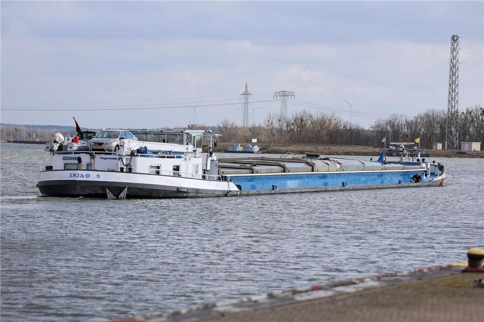 Ein Schiff ist auf dem am Morgen freigegebenen Abschnitt des Mittellandkanals unterwegsPeter Gercke/dpa