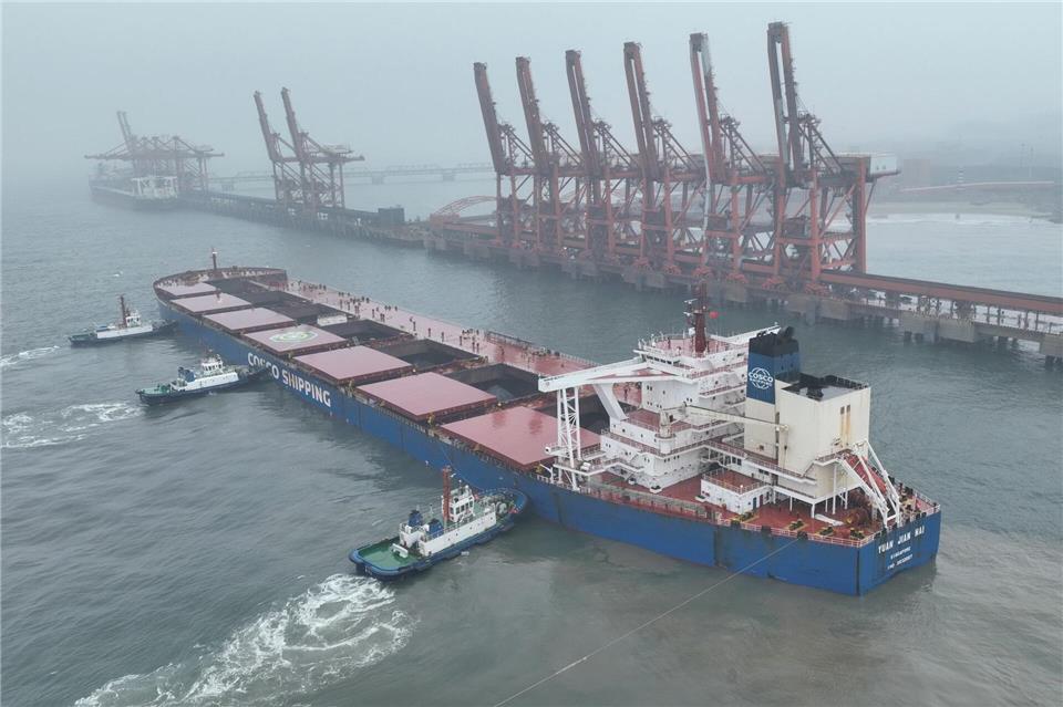 Ein Schiff mit brasilianischem Eisenerz legt im Hafen von Tangsahn an. Chinas Konkuntur hat im April Schwung verloren. Yang Shiyao/XinHua/dpa