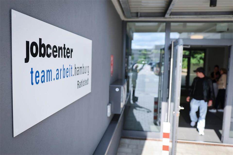 Ein Schild „Jobcenter team.arbeit.hamburg“ hängt am Eingang zum Jobcenter Hamburg-Rahlstedt. (Foto-Produktion)Christian Charisius/dpa