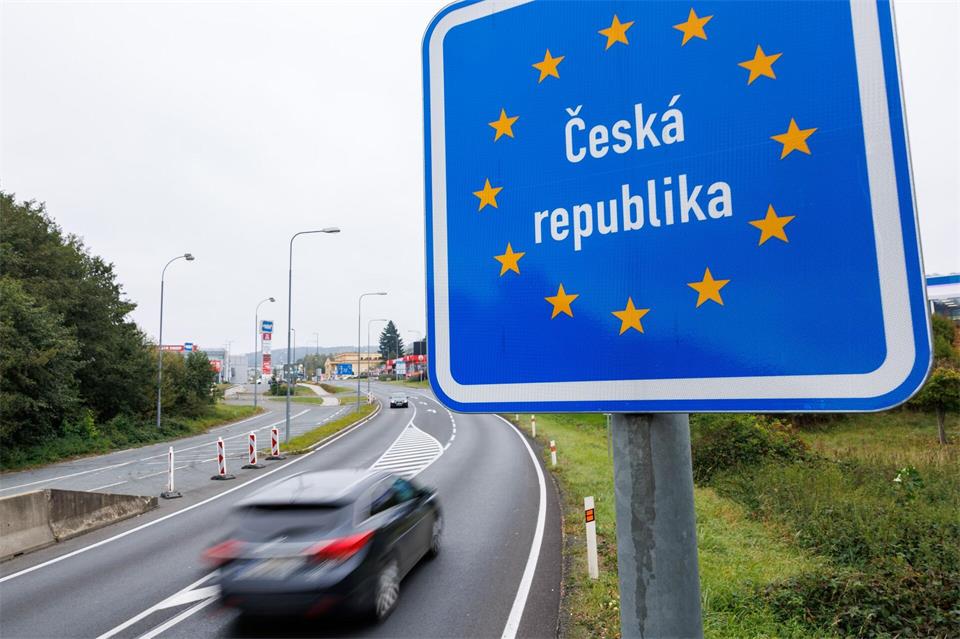 Ein Schild „Tschechische Republik“ steht am deutsch-tschechischen Grenzübergang Furth im Wald – Ceska Kubice. (Symbolbild)Daniel Karmann/dpa