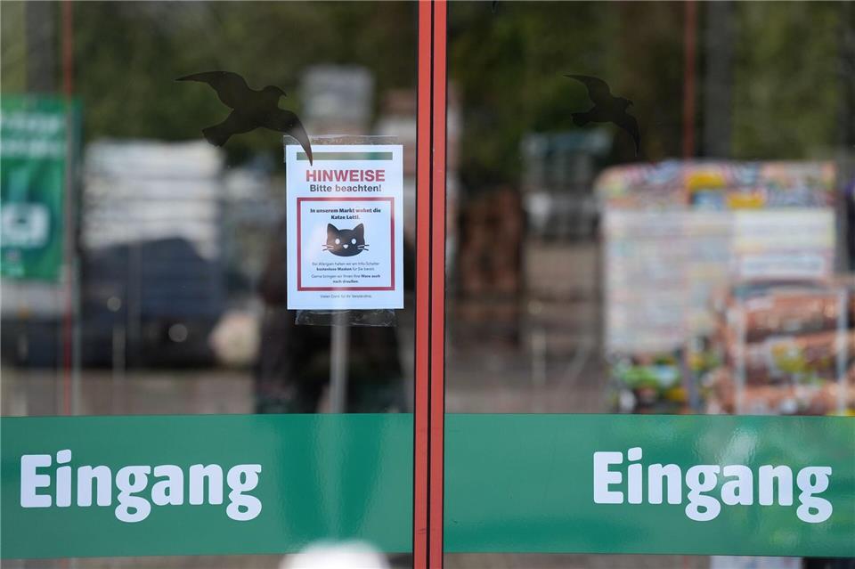 Ein Schild am Eingang weist auf Lotti hin.Marcus Brandt/dpa