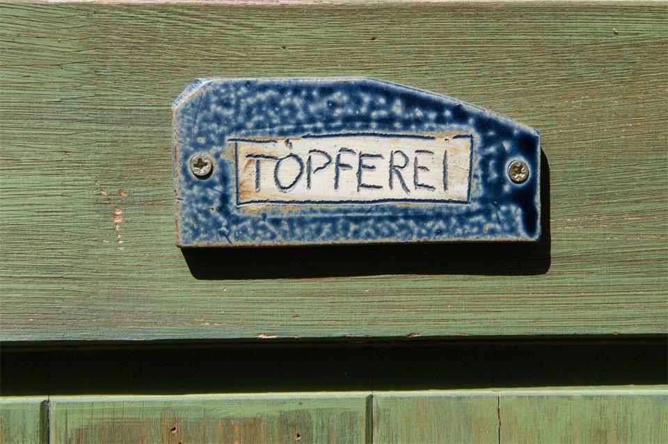 Ein Schild an der Töpferei.Klaus-Dietmar Gabbert/dpa