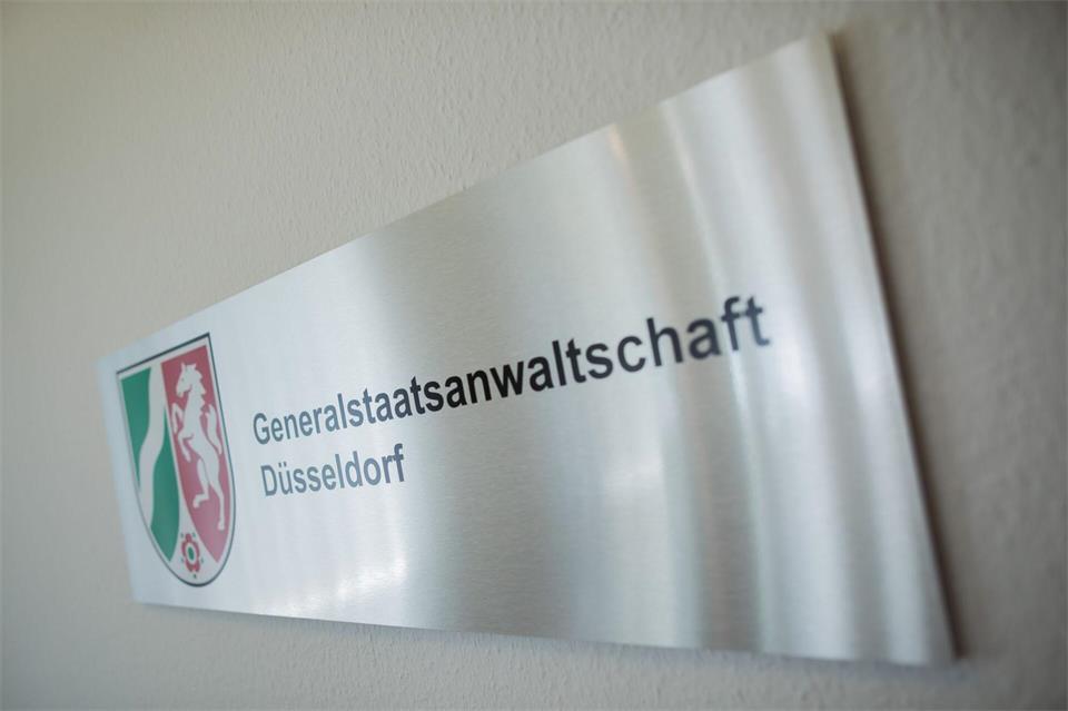 Ein Schild in der Generalstaatsanwaltschaft bei der Eröffnung der Zentralstelle für Terrorismusverfolgung in Nordrhein-Westfalen. (Archivbild)Rolf Vennenbernd/dpa