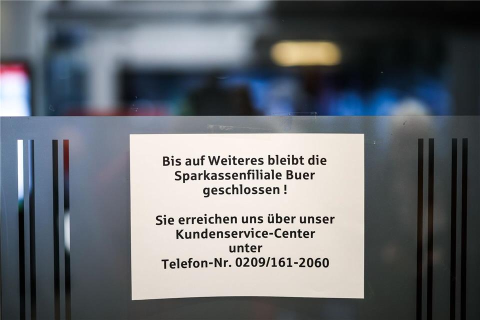 Ein Schild informiert die Kunden der Bank darüber, dass die Filiale bis auf Weiteres geschlossen bleibt. Christoph Reichwein/dpa