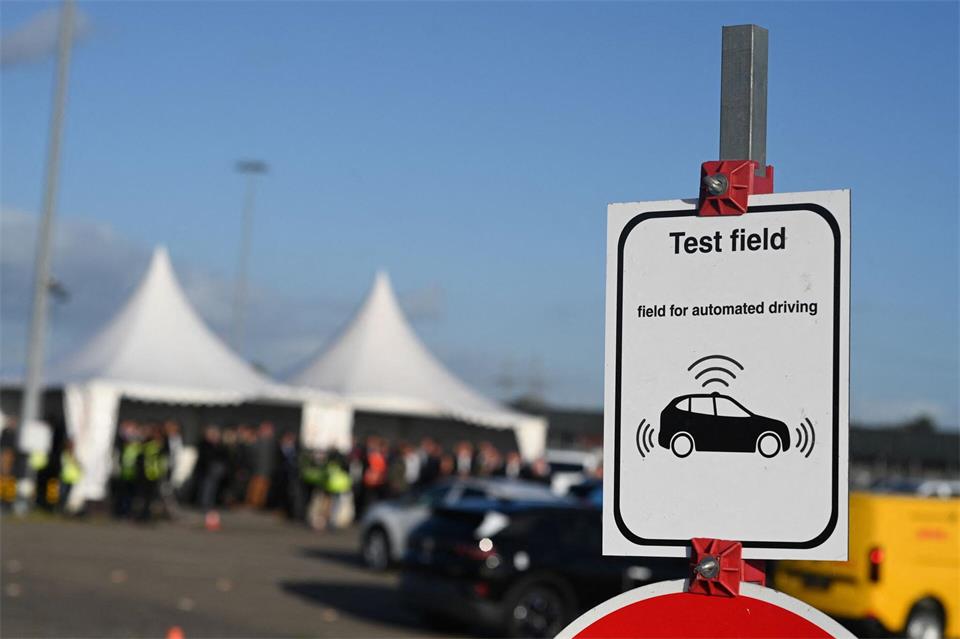 Ein Schild macht auf das autonome Fahren im Emder Hafen aufmerksam. Lars Penning/dpa