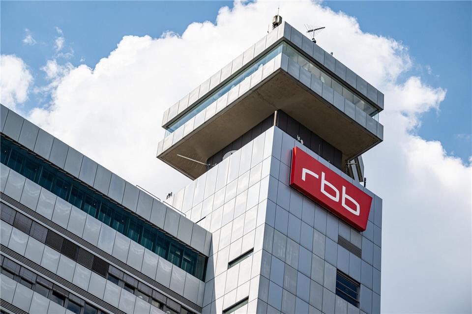 Ein Schild mit dem Logo des RBB hängt an dem Gebäude des Fernsehzentrums. Fabian Sommer/dpa