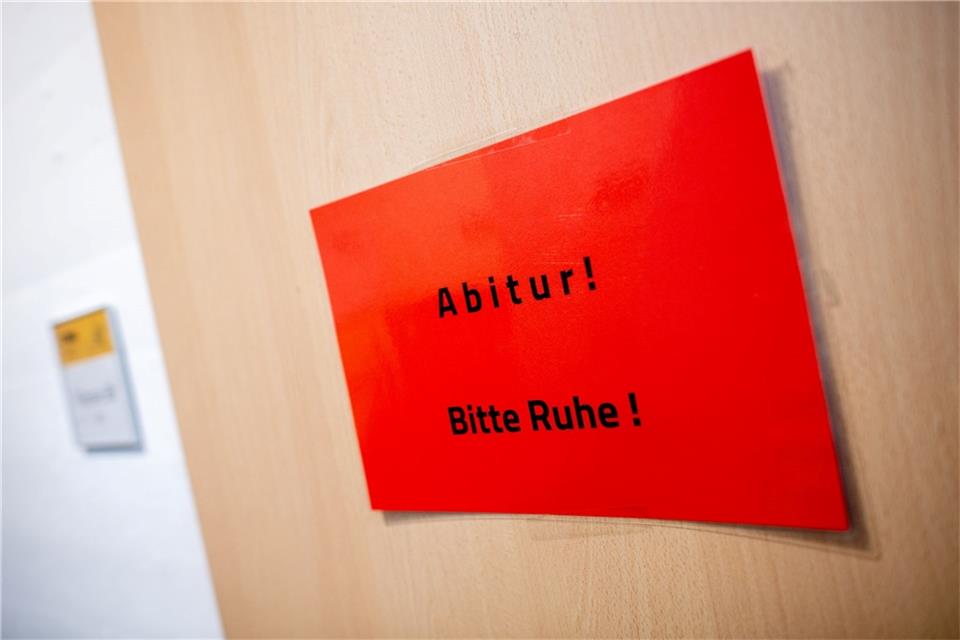 Ein Schild mit der Aufschrift "Abitur! Bitte Ruhe!" hängt an einer Tür.