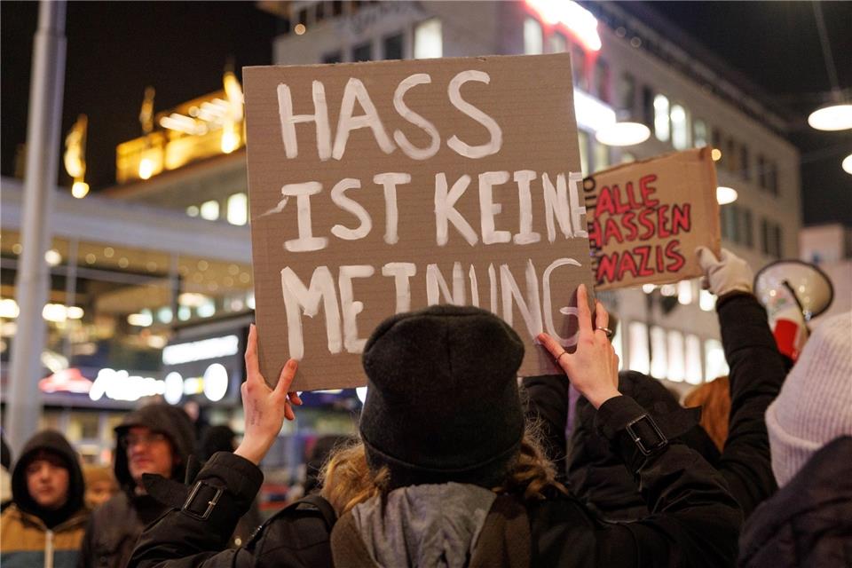 Große Anti-AfD-Demo in Düsseldorf hat begonnen Ein Schild mit der Aufschrift „Hass ist keine Meinung“ war bei der Demonstration „Demokratie verteidigen“ zu sehen.