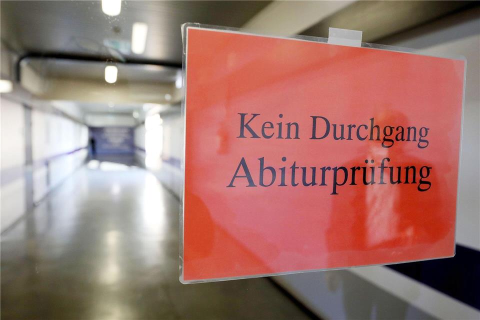 Ein Schild mit der Aufschrift „Kein Durchgang - Abiturprüfungen“ hängt in einem Gymnasium in Nordrhein-Westfalen (Symbolfoto)Oliver Berg/dpa