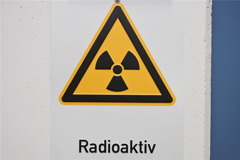 Ein Schild mit der Aufschrift „radioaktiv“ hängt im Labor im Bundesamt für Strahlenschutz .Malin Wunderlich/dpa
