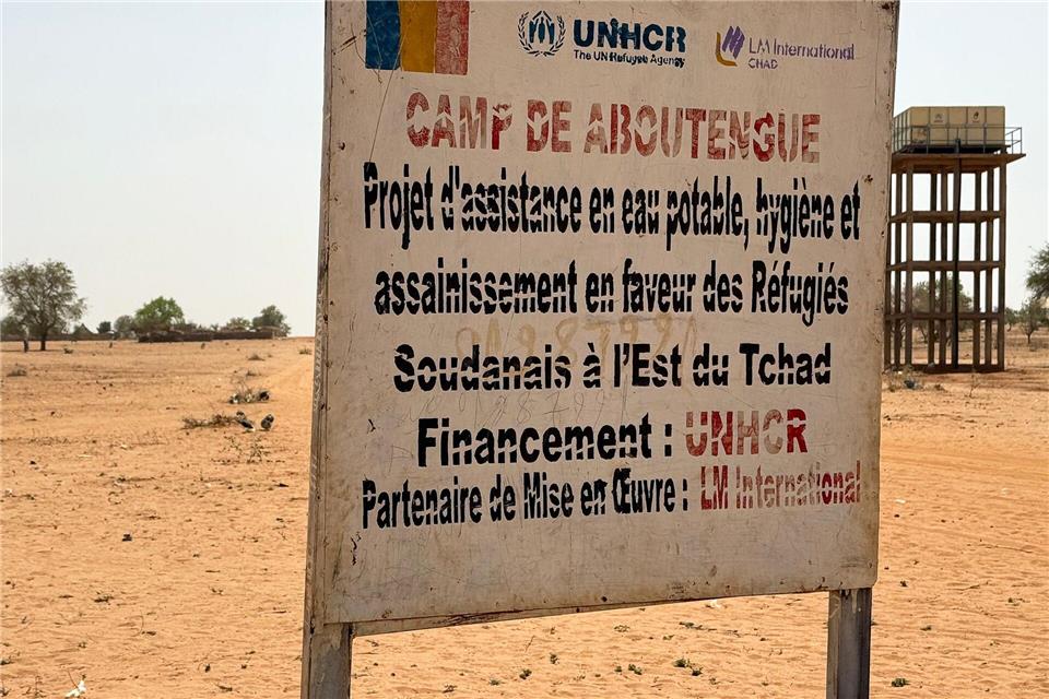 Ein Schild steht am Eingang des Flüchtlingslagers Aboutengé.Eva Krafczyk/dpa