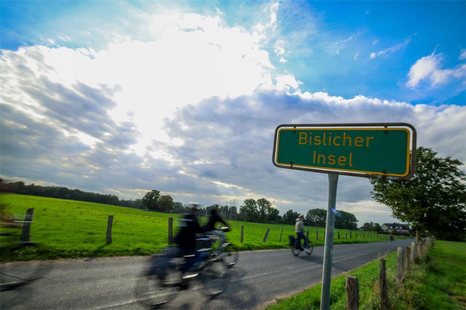 Ein Schild steht am Rand eines Weges im Naturschutzgebiet Bislicher Insel. (Archivbild)Christoph Reichwein/dpa