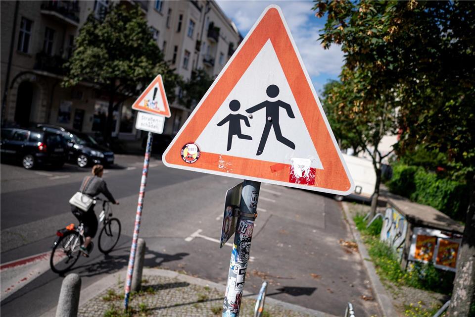 Sechsjähriger wird von Auto erfasst und schwer verletzt Ein Schild weist Verkehrsteilnehmer auf Kinder hin. (Symbolbild)Fabian Sommer/dpa