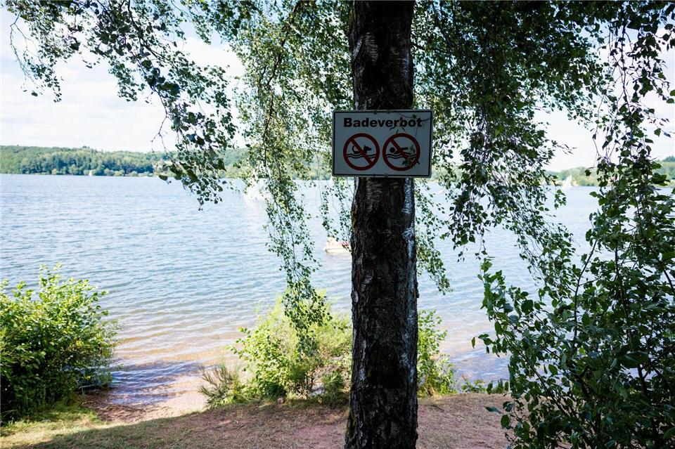 Ein Schild weist auf das Badeverbot in dem gekennzeichneten Bereich hin. Schwimmen ist am Bostalsee nicht überall erlaubt.Laszlo Pinter/dpa