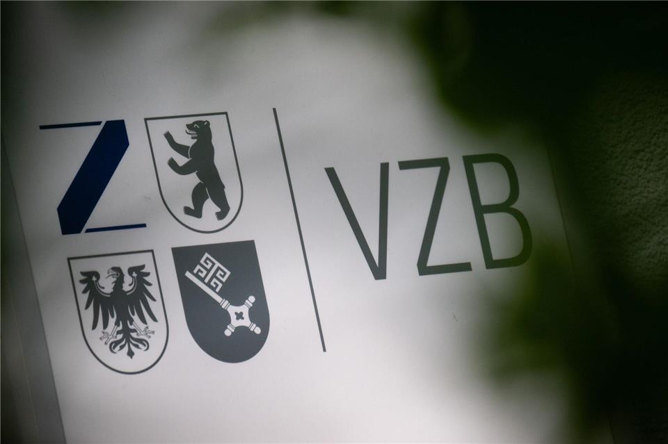 Ein Schild weist auf den Sitz des Versorgungswerks der Zahnärztekammer Berlin (VZB) hin. (Symbolbild)Sebastian Gollnow/dpa