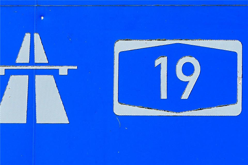 Ein Schild weist auf die Autobahn A19 hin.Jens Kalaene/dpa
