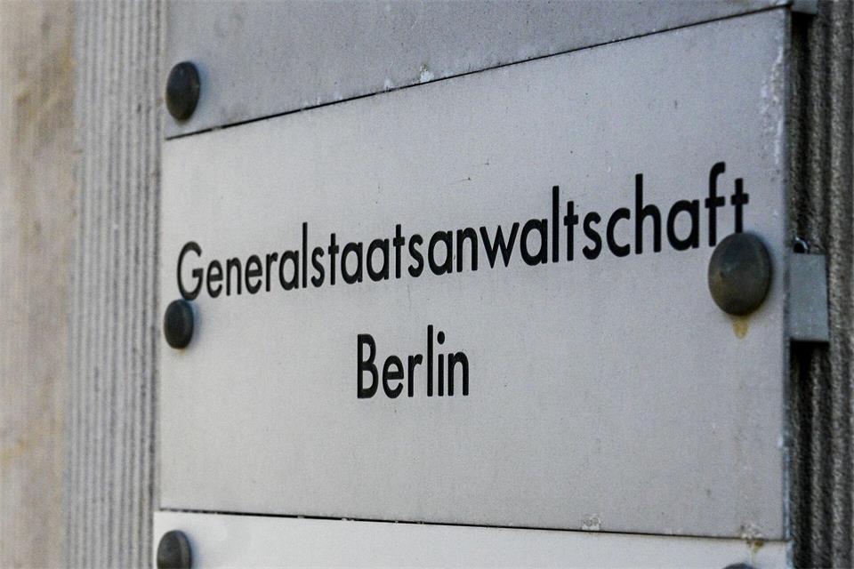 Ein Schild weist auf die Generalstaatsanwaltschaft Berlin im Gebäude vom Kammergericht in Berlin hin. (Archivbild)Jens Kalaene/dpa
