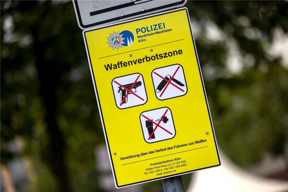 Ein Schild weist auf die Waffenverbotszone auf dem Wiener Platz in Köln hin. (Archivfoto)Thomas Banneyer/dpa