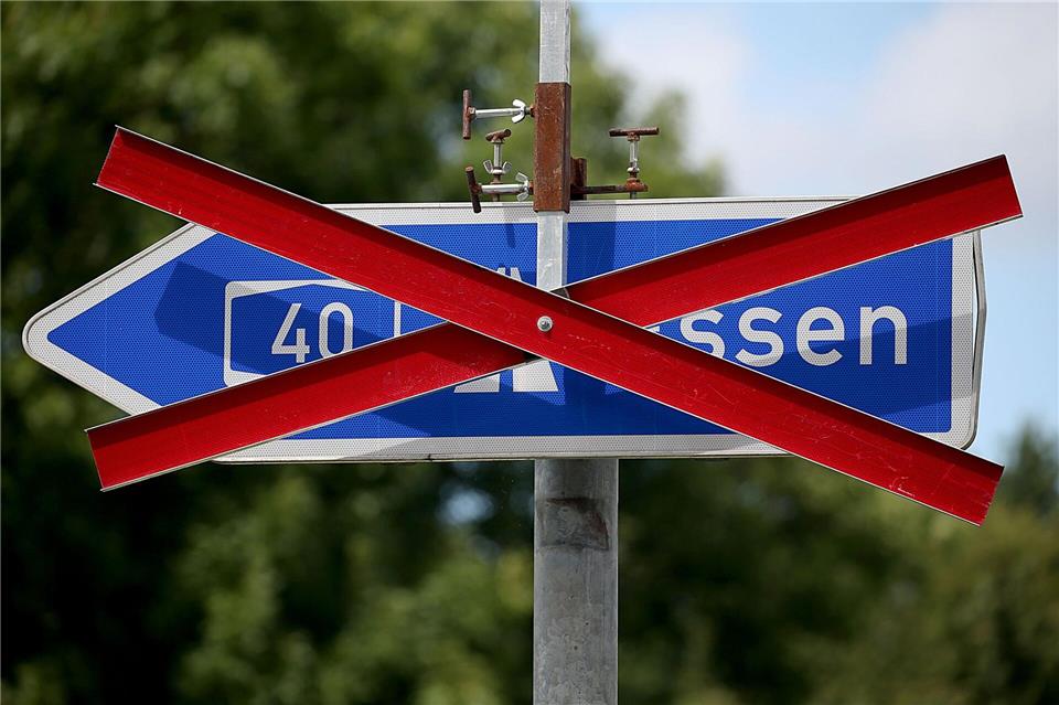 Mehrere Sperrungen am Autobahnkreuz Kaiserberg Ein Schild zur Auffahrt zur Autobahn A40 zeigt eine Sperrung in Duisburg an. (Archivbild)Oliver Berg/dpa