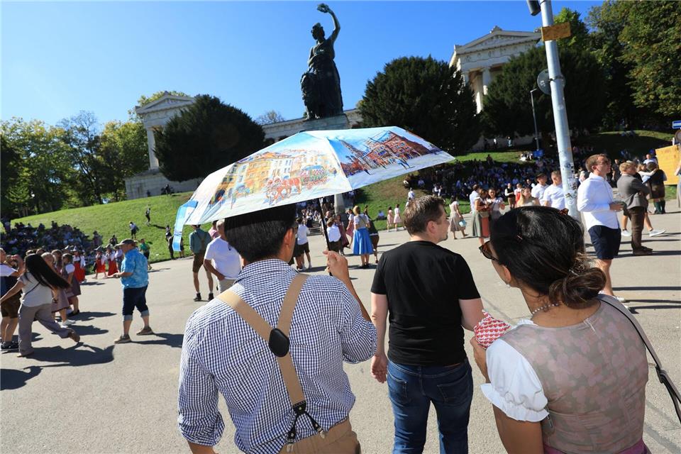 31 Grad auf der Wiesn - Hitze macht Besuchern zu schaffen Ein Schirm unter der Bavaria.Karl-Josef Hildenbrand/dpa