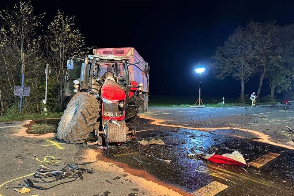 Ein Schlepper war auf der Straße mit dem Auto zusammengeprallt.