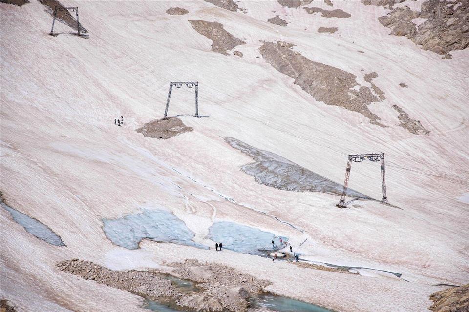 Ein Schlepplift auf dem Nördlichen Schneeferner - hier im Sommer. (Archivbild)Matthias Balk/dpa