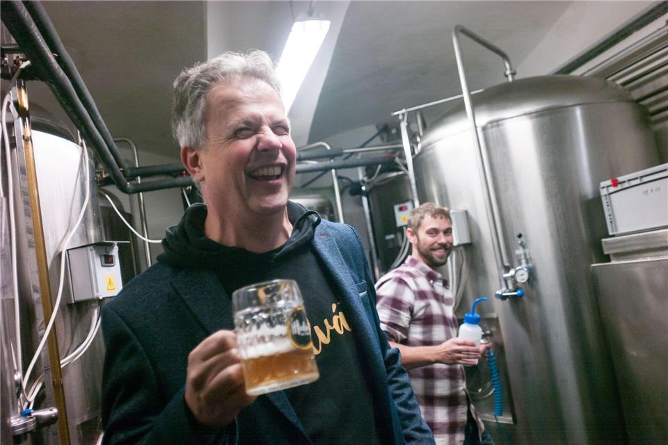 Ein Schlückchen gehört dazu: Marek Bastl von der Minibrauerei Hulvat führt Besucher durch die vergleichsweise kleine Anlage.Michael Heitmann/dpa-tmn
