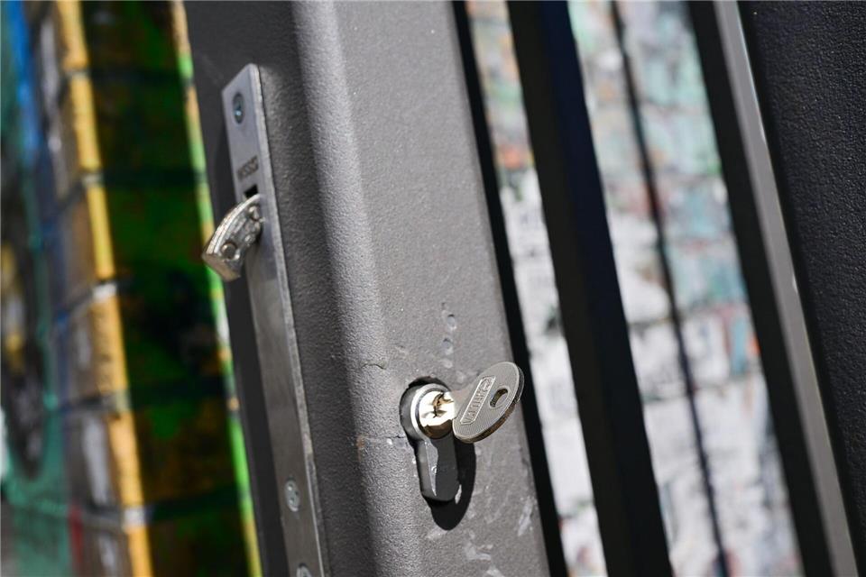 Ein Schlüssel, der zu Schlössern an den Toren des Görlitzer Parks passt, steckt im Görlitzer Park in einem Tor. Sebastian Christoph Gollnow/dpa