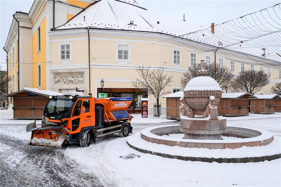 Ein Schneepflug räumt in Ungarn.Tamas Vasvari/MTI/AP/dpa