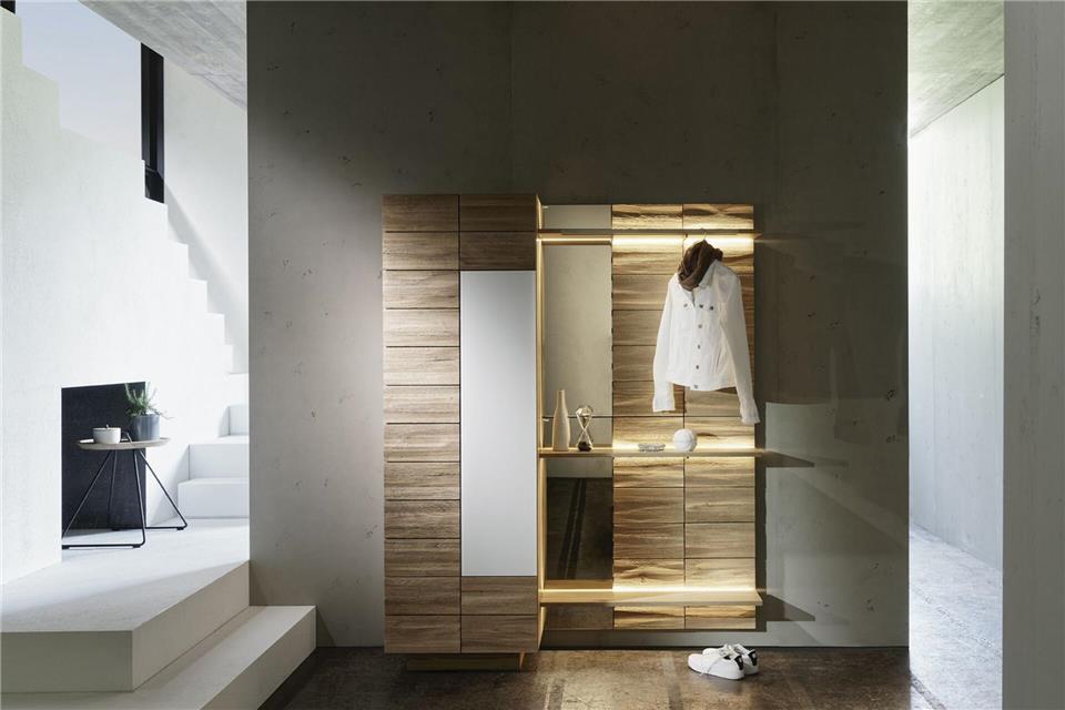 Ein Schrank mit Spiegel und Beleuchtung im Flur sorgt für Stauraum und ist praktisch, um kurz einen Blick aufs Outfit zu werfen.Voglauer/DGM/dpa-tmn