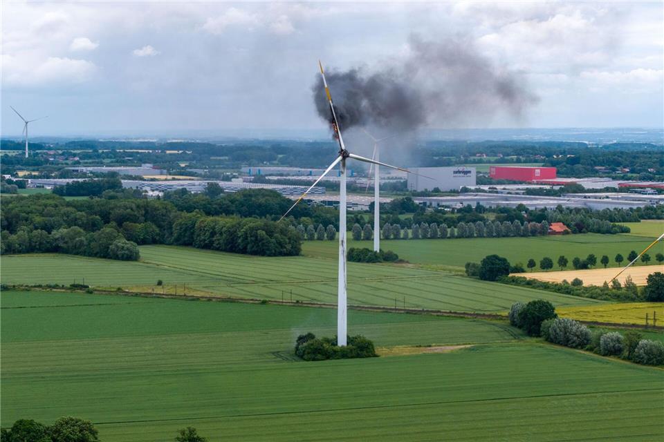 Ein Schrecken für Anwohner und Unannehmlichkeiten für Bahnreisende: Rauchschwaden aus einer Windenergieanlage in 140 Metern Höhe.Max Lametz/dpa
