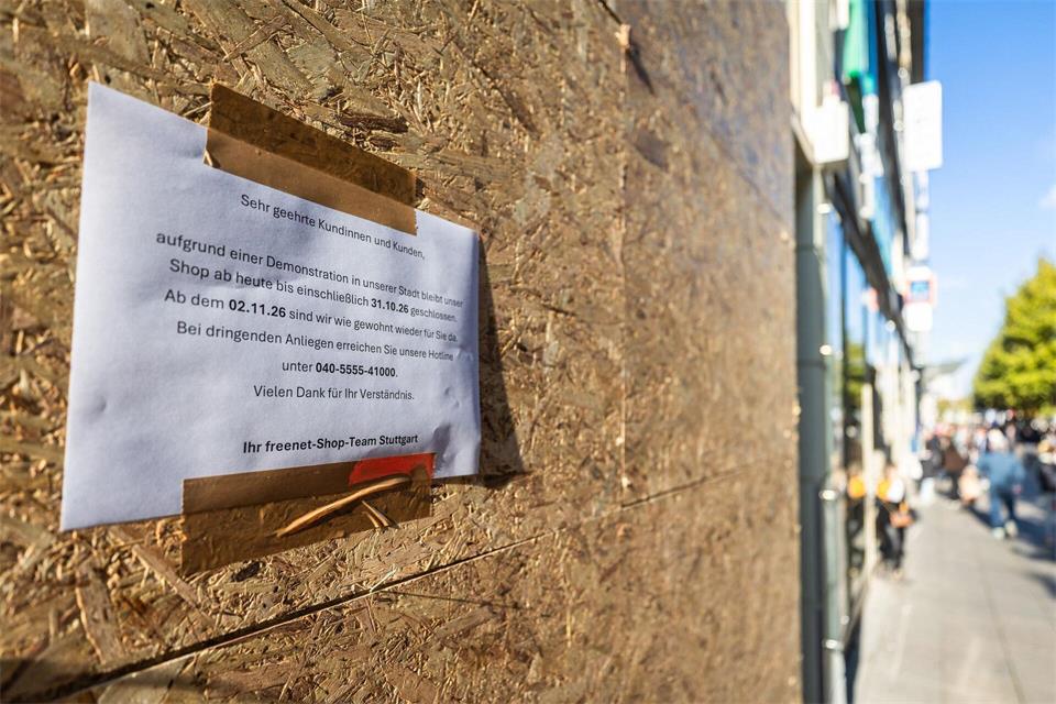 Ein Schreiben informiert über die Schließung einer Filiale des Telekommunikationsunternehmens Freenet wegen der Demonstrationen.Christoph Schmidt/dpa