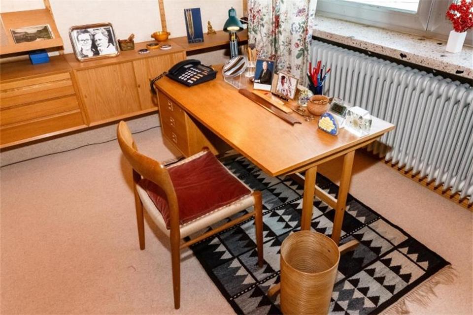 Ein Blick ins Leben der Loki Schmidt  Ein Schreibtisch mit Stuhl steht im Arbeits- und Schlafzimmer von Loki Schmidt. Foto: Markus Scholz