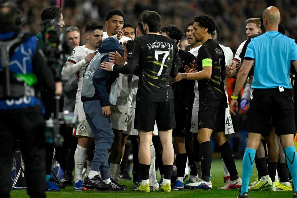 Ein Schubser von Pedro Neto gegen einen Balljungen hat für Aufregung gesorgt. (Archivbild)Julien De Rosa/AFP/dpa