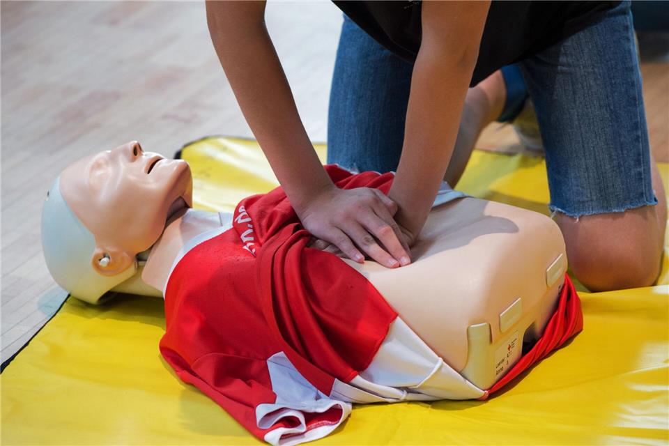 Ein Schüler trainiert eine Herzdruckmassage an einer Übungspuppe (Symbolbild)Arno Burgi/dpa-Zentralbild/dpa