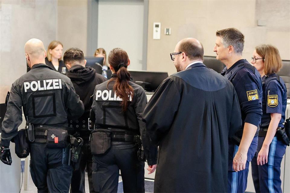 Ein Schuss schlug laut Anklage in der Motorhaube des Polizeiwagens ein.Daniel Löb/dpa