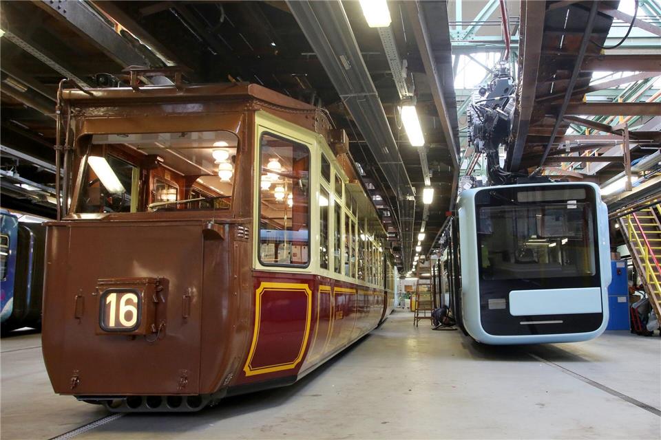 Ein Schwebebahnwagen der aktuellen Baureihe steht in der Wagenhalle neben dem „Kaiserwagen“, der im kommenden Jahr wieder für Sonderfahrten zur Verfügung stehen soll. (Archivbild)Roland Weihrauch/dpa