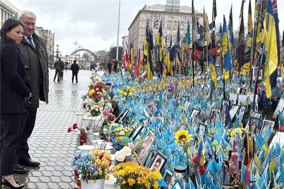 Baerbock verlangt von Putin Waffenruhe ohne Vorbedingungen Ein Schweigemoment für Tausenden toten Soldaten und Soldatinnen der Ukraine - Ministerin Baerbock besucht Kiew.J�rg Blank/dpa
