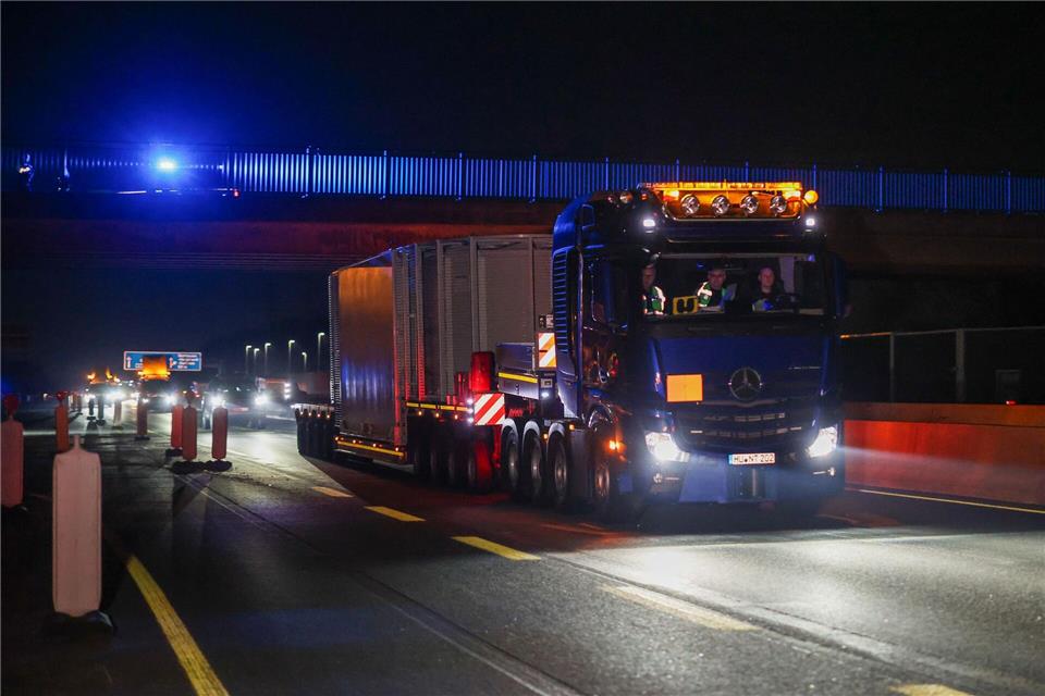 Ein Schwerlasttransporter, der einen Castor-Behälter mit Atommüll geladen hat, befährt die Bundesautobahn A3 in Höhe Bottrop, kurz bevor er auf die A31 in Richtung Münsterland wechselt. Castor-Transporte sind durch Nordrhein-Westfalen von Jülich nach Ahaus geplant.Christoph Reichwein/dpa pool/dpa