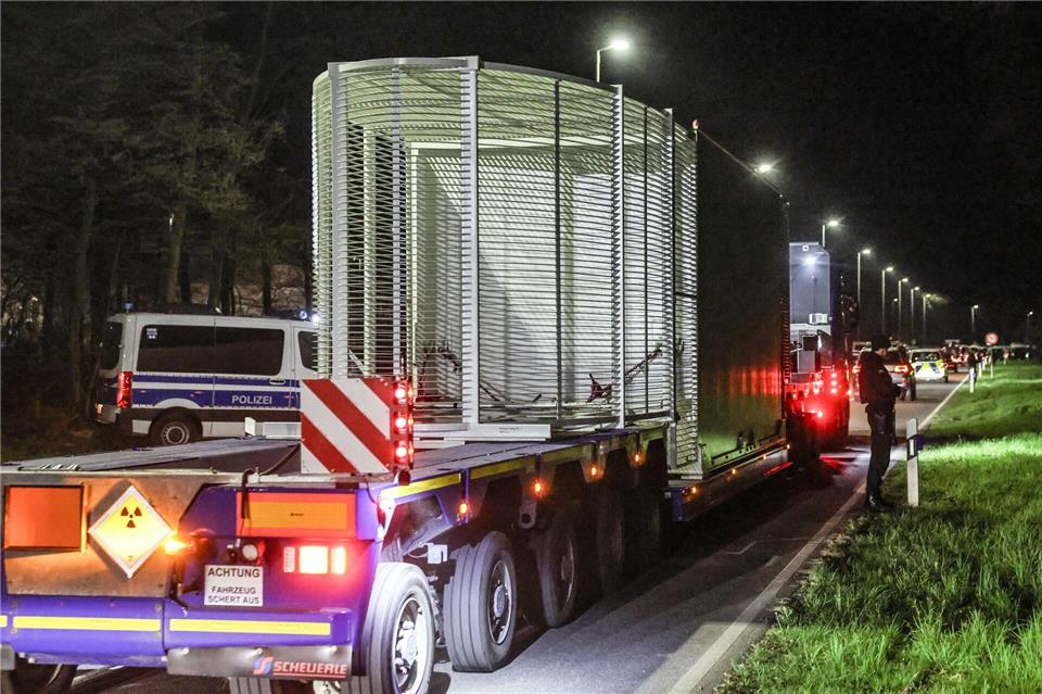 Ein Schwerlasttransporter mit einem Castor-Behälter ist in NRW unterwegs.Oliver Berg/dpa