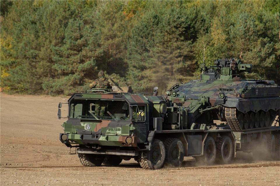 Ein Schwerlasttransporter vom Typ „Elefant“ brannte. (Symbolbild) Philipp Schulze/dpa