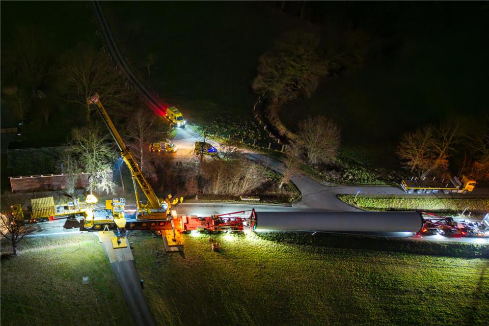 Ein Schwertransporter mit dem Bauteil für eine Windkraftanlage ist in der Nacht zu Dienstag in den Graben gerutscht.